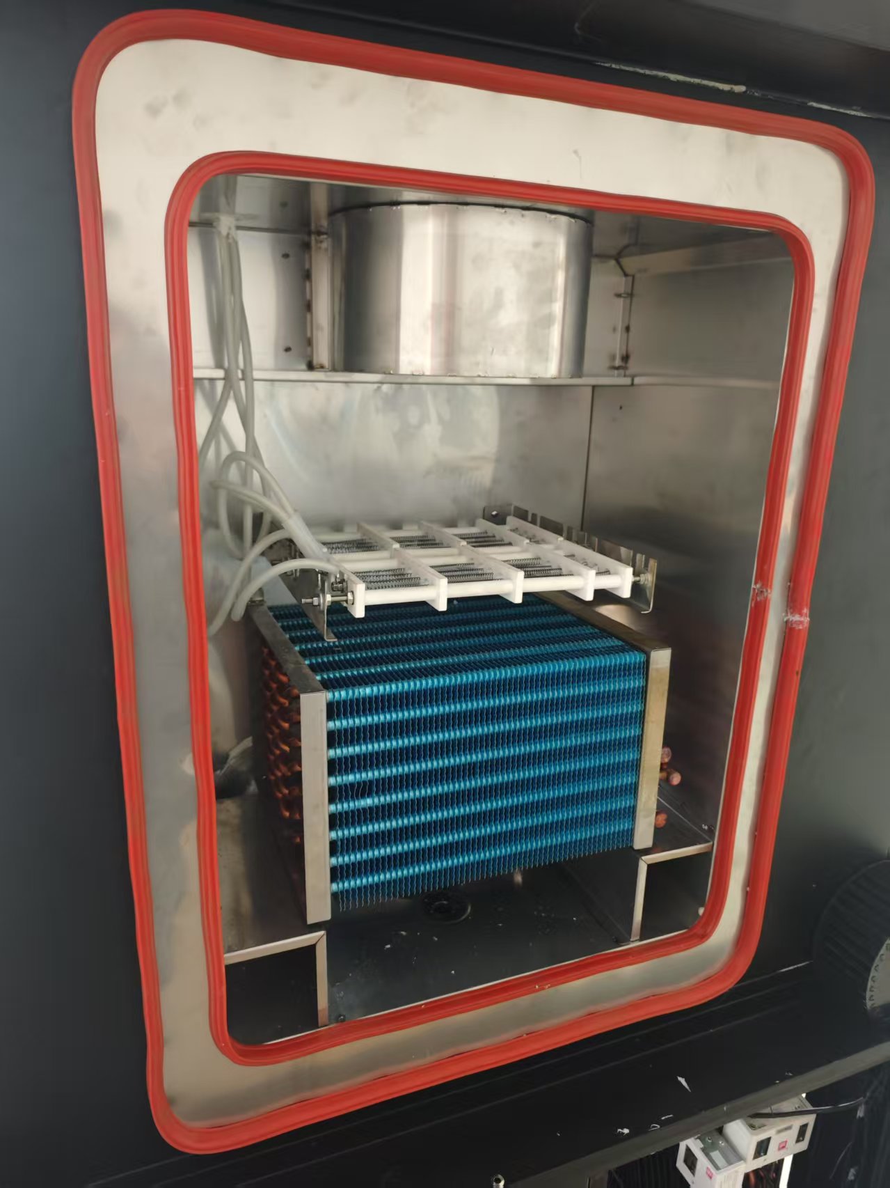 高低溫沖擊試驗(yàn)箱如何進(jìn)行工作原理的