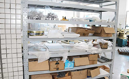 高低溫試驗(yàn)箱廠家機(jī)加半產(chǎn)品區(qū)